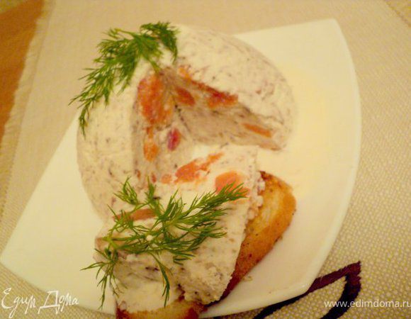 Готовый паштет достать из холодильника, опрокинуть на блюдо, украсить укропом и порезать кусочками. Подавать с соусом из взбитых сливок со свеженатертым хреном по вкусу.