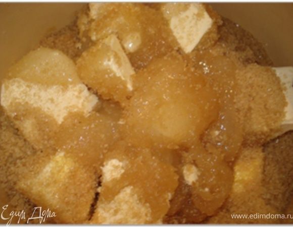 В кастрюлю высыпать сахар, добавить мед и порезанный кусками маргарин.