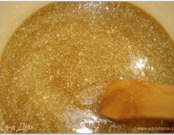 Поставить на медленный огонь и, помешивая, довести до полного растворения сахара. Но не доводить до кипения.