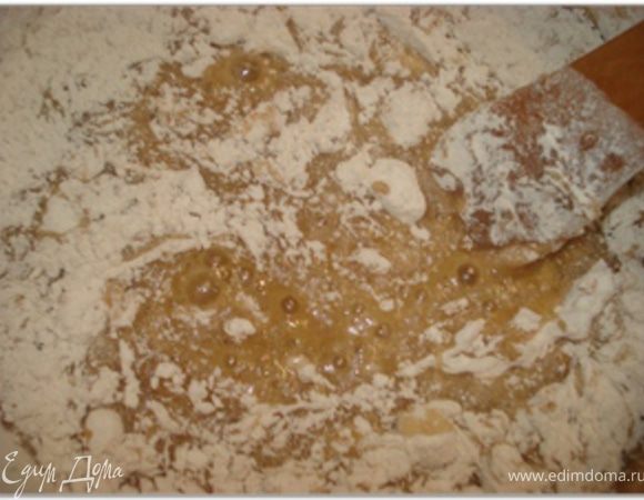 Вмешать муку с пряностями в медово-яичную смесь и хорошо вымесить тесто. 