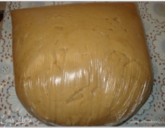 Положить тесто в целофановый пакет и оставить на ночь в холодильнике. Оно как раз подойдет и вылежится. А лучше подержать тесто 2-3 дня в холодильнике.