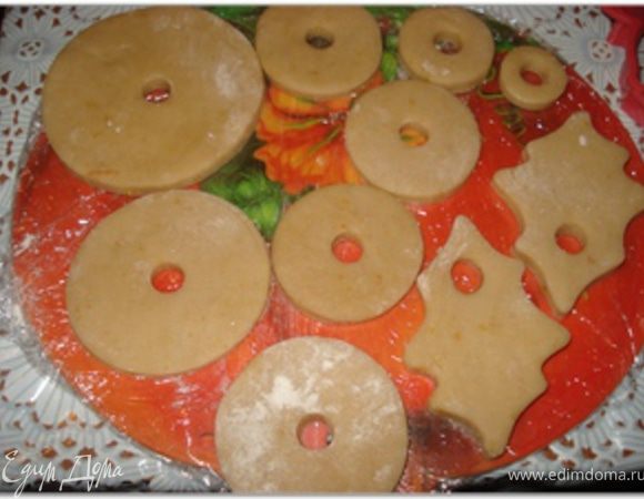 После того, как тесто подойдет. начинается формовка пряников. Берем кусочек охлажденного теста и раскатываем его толщиной около 1.5 см. (Остальное тесто держите в холодильнике). Вырезать фигурки.  