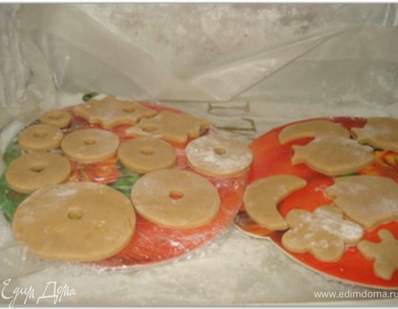 Затем вырезанные фигурки кладем в морозилку, чтобы они немного схватились и при выпечки не оплывали сильно.