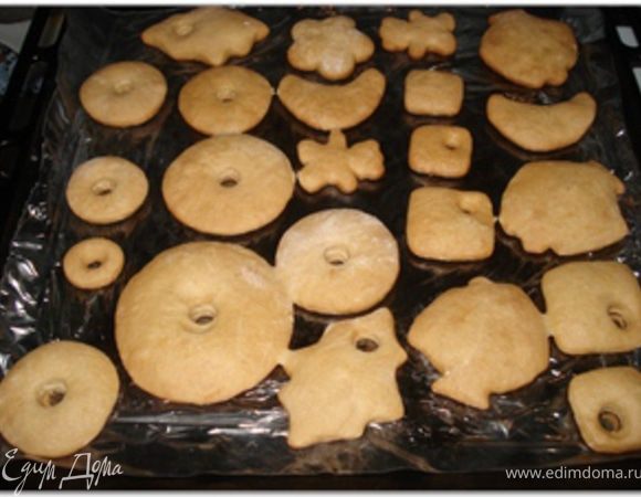 Духовку разогреть до 180 градусов. Выложить наши заготовки на ХОЛОДНЫЙ противень, выстланный пергаментной бумагой и смазанный маслом (можно выпекать на силиконовом коврике или на рукаве для выпечки). Выпекать около 15 минут.