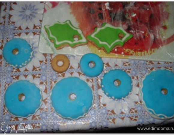 Охлажденные пряники украсить мастикой или сахарной глазурью.