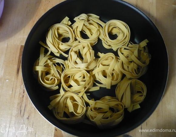 В глубокой сковороде разместите лапшу гнезда