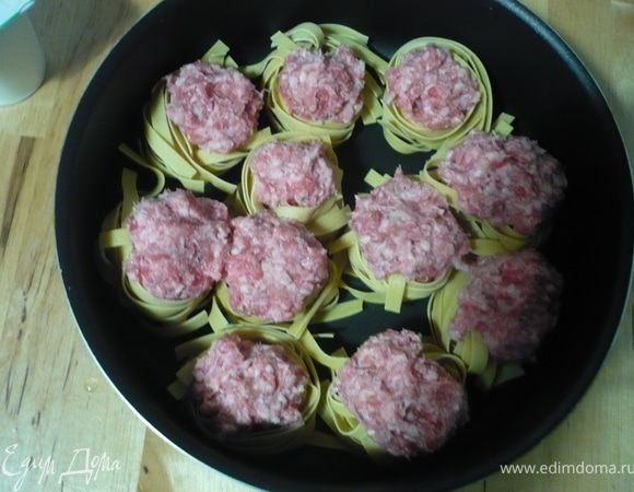 В каждое гнездо положите/утрамбуйте фарш и сверху посолите