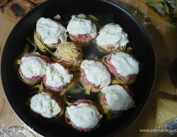 Сыр натрите на мелкой терке, и большую часть перемешайте с натуральным йогуртом. Получившуюся массу шапочками выложите на гнезда (на одно гнездо у меня йогуртовой шапки не хватило:-(. Залить гнезда кипятком, но так, чтобы вода заполнила их не полностью. Около каждого гнезда в воду положить маленький кусочек сливочного масла.