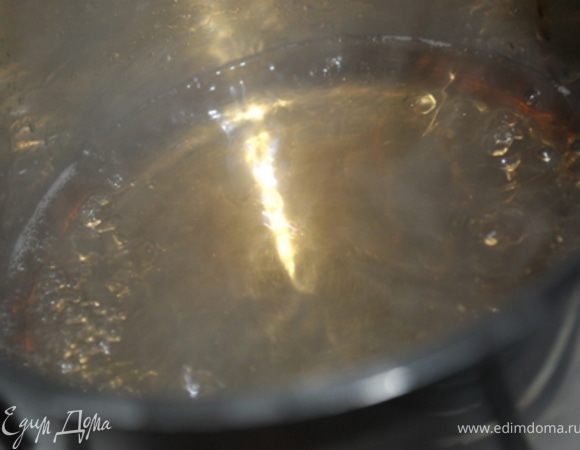 Сварить сироп: смешать воду, ром, сахар, довести до кипения и варить пару минут. Остудить.