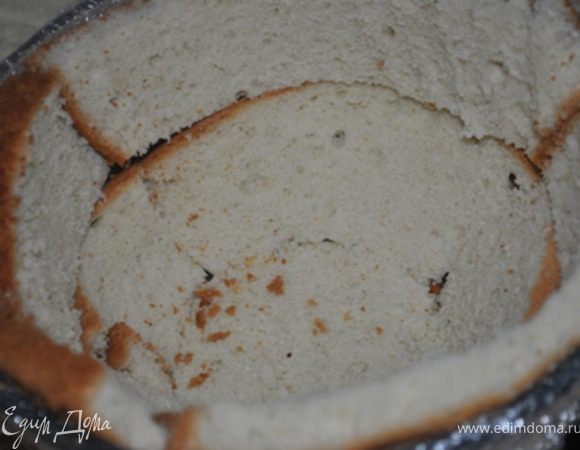 Выложить дно и бока миски кусочками бисквита (используя только 2 части).