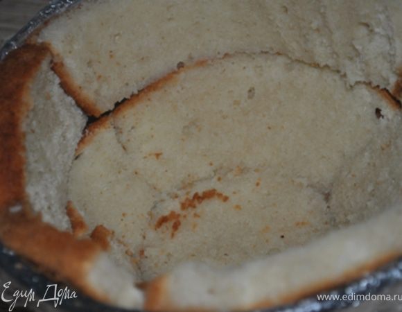 Пропитать бисквит сиропом.