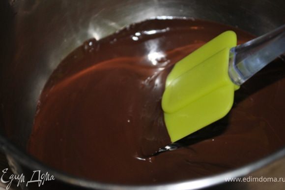 Шоколад растопить на водяной бане и остудить до комнатной температуры.