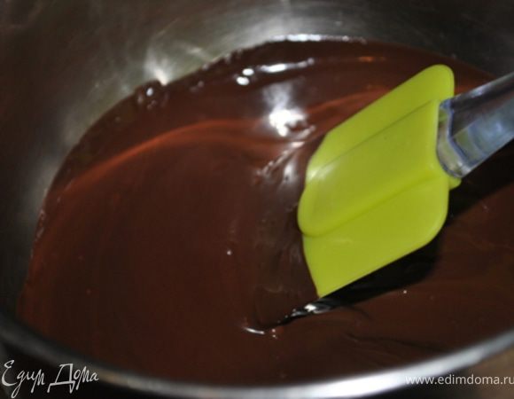 Шоколад растопить на водяной бане и остудить до комнатной температуры.