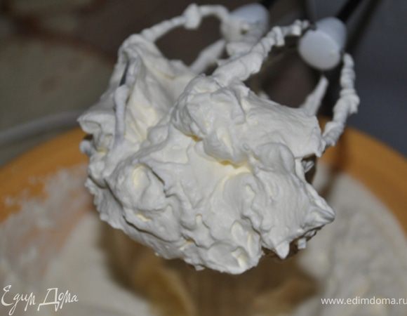 Половину сливок взбить до устойчивых пиков.