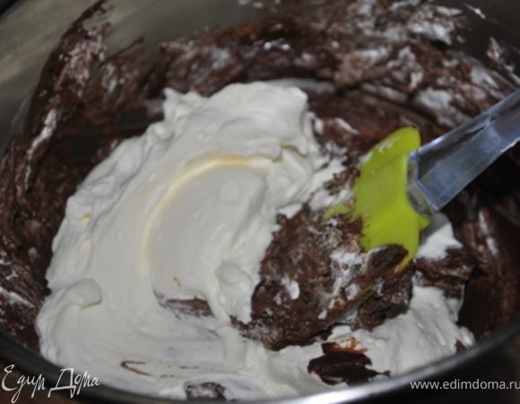 Аккуратно, по чуть-чуть, подмешивать сливки к растопленному шоколаду.