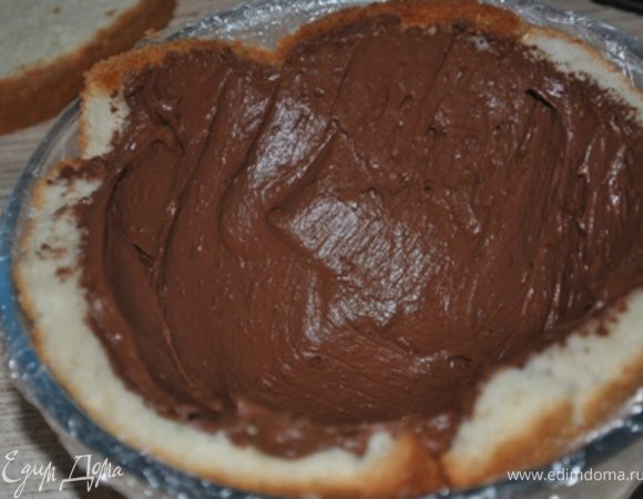 Полученным кремом обмазать бисквит, оставляя серединку пустой.
Поставить в холодильник на полчаса для застывания.