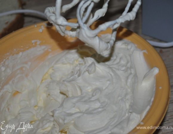 Взбить оставшиеся сливки до устойчивых пиков.
Орехи крупно порубить, смешать со сливками.