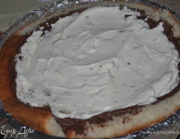 Полученным кремом наполнить торт.
