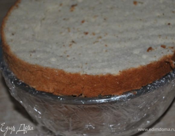 Третий корж пропитать сиропом и уложить сверху. Накрыть пищевой пленкой и поставить торт в холодильник минимум на 2 часа.