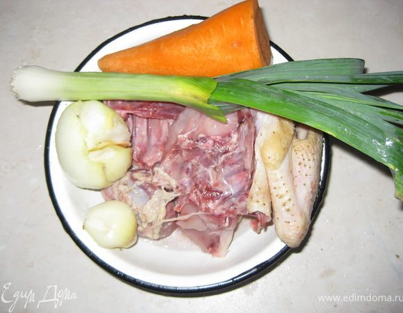 Разрезанм нашу курицу на большие куски,ставим в кастрюлю  (приблиз.на 3 литра) с холодной водой, добавляем очищенную морковь(целую), луковицу, в которую вдавливаем гвоздику, лук-порей, лавровый лист, перец, и варим на маленьком огне бульйон. У меня половина курицы была домашняя, деревенская, половина покупной бройлер, бройлер сварился достаточно быстро, я его вытянула быстрее.