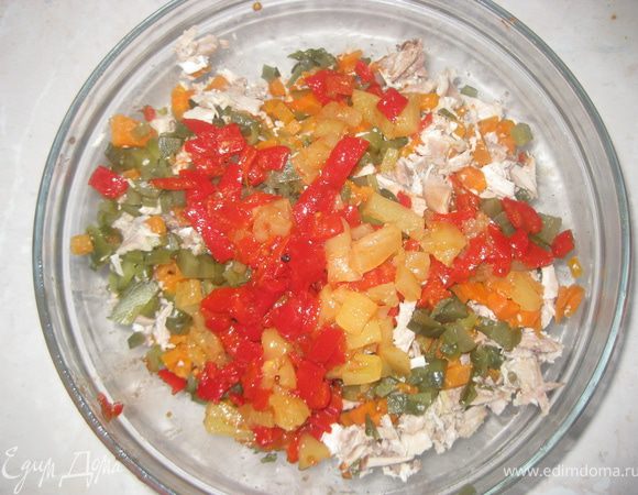 Разбираем курицу, отделяем мясо от костей и мелко режем. Нарезаем мелким кубиком морковь, корнишоны и маринованый перец, петрушку.