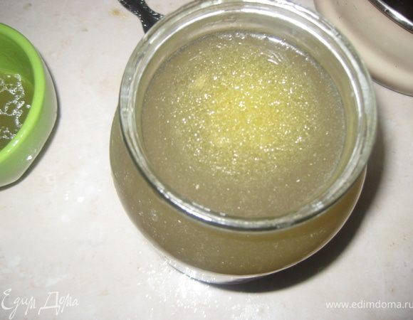 Нагреваем  1 бульйона до температуры 80 градусов. Желатин или заливаем водой для набухания,когда набухнет, добавляем в горячий бульйон; или, как у меня, быстрорастворимый, добавляем немного горячего бульйона в чашку с желатином, хорошо вымешиваем до полного растворения, и выливаем в оставшийся бульйон. Солим и перчим. 