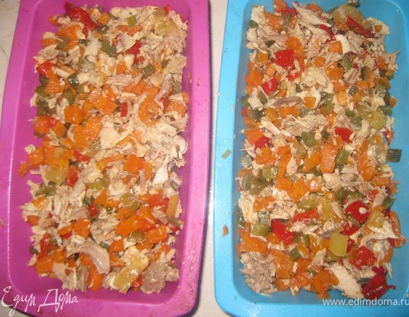 Выкладываем курицу с овощами в продолговатую форму для террина( у меня вышно на 2 формы), не утрамбовываем!!