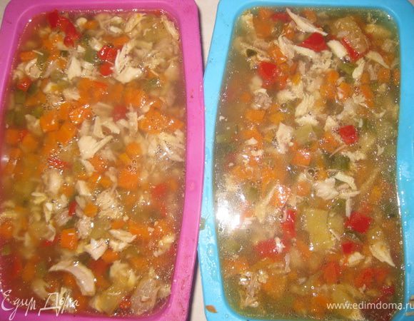 Заливаем бульйоном и отправляем в холодильник на 12 часов для застывания.