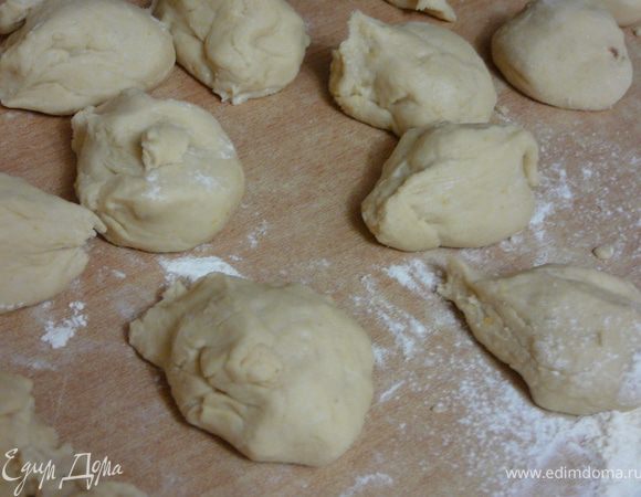 Выложить подошедшее тесто,на поверхность присыпанную мукой.Разделить на маленькие кусочки,около 20 шт.