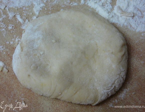 Сформировать из каждого кусочка шарик.Для этого кусочек сформировать в лепешку,а за тем края лепешки загнуть во внутрь.Продолжать загибать края пока не получиться булочка.