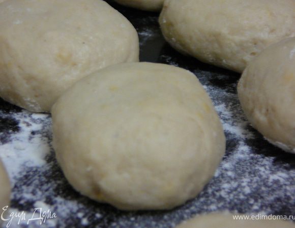 Выложить на противень,на небольшом расстоянии друг от друга.Оставить на расстойку на 15 минут,прикрыв полотенцем.