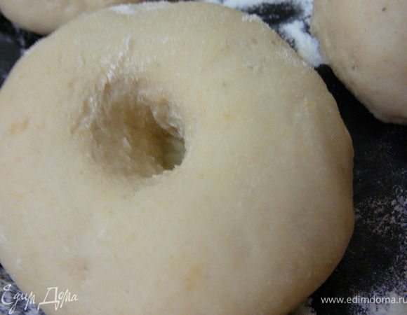 Указательный палец обмакнуть в муку и сделать углубления в булочках.
