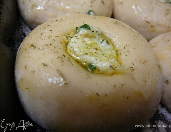 Смазать растительным(оливковым) маслом.Накрыть и оставить еще на расстойку минут на 20.