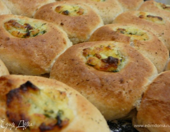 Выпекать в разогретой заранее духовке,до 220 градусов около 12-15 минут.До золотистого цвета.Вынуть из духовки,слегка остудить и можно подавать.