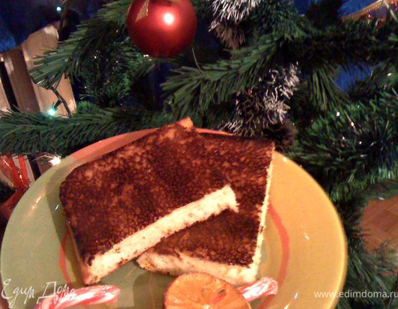 Влейте кефир в миску.Понемногу добавьте манку, перемешивая смесь до однородности.
Оставьте манку с кефиром минимум на 30 минут, чтобы манка набухла. 
Разогрейте духовку до 190 градусов. 
Взбейте яйца с сахаром, солью, ванильным сахаром и разрыхлителем. 
Добавьте взбитые яйца в манку с кефиром. Хорошо перемешайте. 
*В тесто можно добавить изюм или тертую цедру и сок одного лимона.
Смажьте форму сливочным маслом. (Форму можно покрыть смазанной маслом бумагой для выпечки). Лучше селиконовые формы. Масла для них не надо. 
Вылейте тесто в форму. Поместите в разогретую духовку и выпекайте манник 40-50 минут.
Время выпекания зависит от особенностей духовки. Контролируйте готовность по цвету выпечки. Румяный манник можно дополнительно проверить, проткнув деревянной зубочисткой — она должна быть сухой.)
Готовый манник выньте из духовки и оставьте в форме на 5 минут. Затем выложите на блюдо.
Разрежьте манник на порции. Подавайте со сметаной или вареньем.
Приятного аппетита.