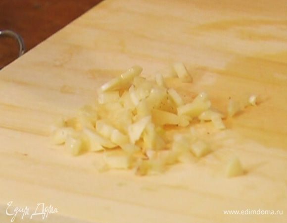 Чеснок почистить, раздавить плоской стороной ножа и мелко порубить.