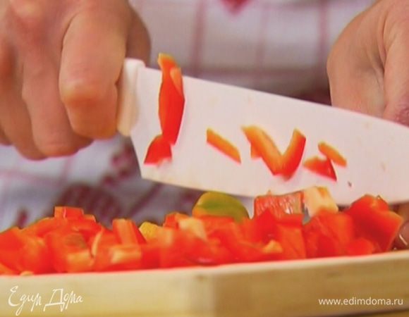 Сладкий перец, удалив семена, нарезать кубиками.