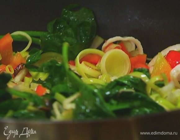 Отправить в сковороду с овощами листья шпината и прогревать, пока они не станут мягкими.