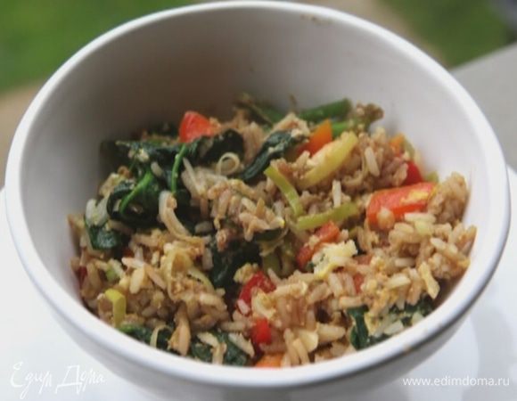 Влить соевый соус, еще раз перемешать и выключить огонь.