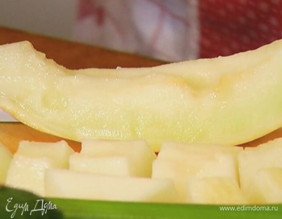 Дыню очистить от кожуры и порезать на кусочки.