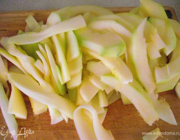 Кабачок почистить и порезать.