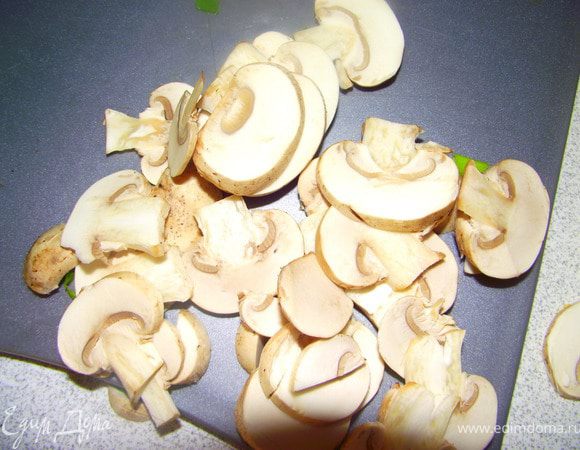 Шампиньоны порезать.