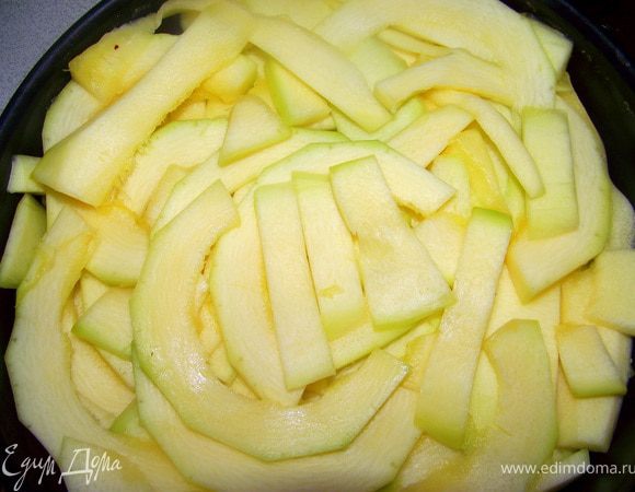 На грибы положить оставшийся кабачок.