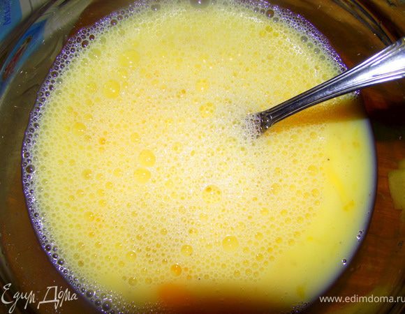 Яйцо взбить с молоком, добавить специи. Залить запеканку.