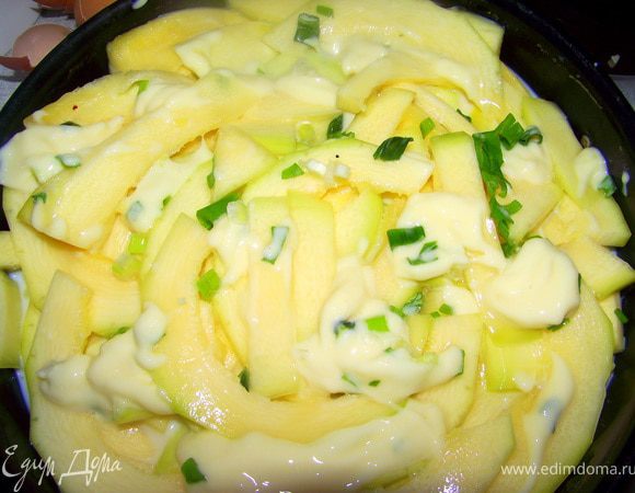 Сверху распределить плавленый сыр. Выпекать при 180 °С, 30-40 минут.