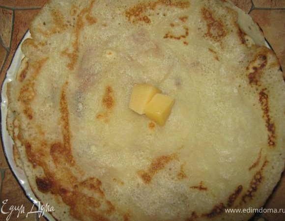 Замесить блинное тесто, выпечь блинчики, смазывая каждый готовый блинчик кусочком сливочного масла