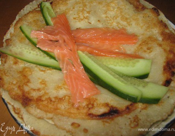 На блинчик нанести тонкий слой майонеза, затем тёртого сыра, затем начинку, н-р огурчик и красную рыбку тонкими полосками