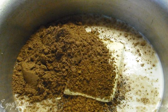 сахар, молоко,сливочное масло,какао, кофе, поместить в кастрюльку и довести до кипения на малом огне.