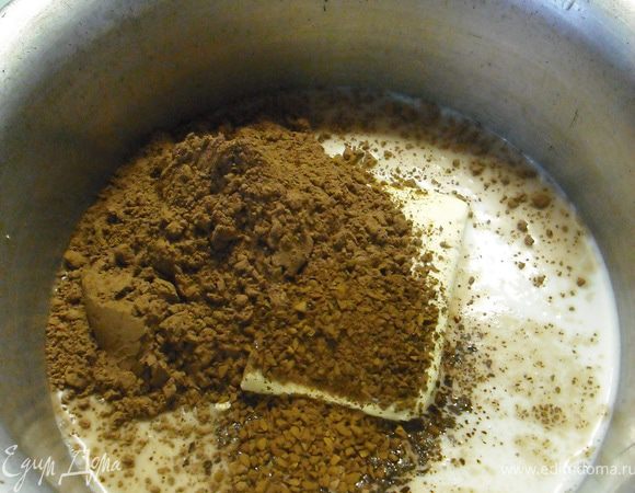 сахар, молоко,сливочное масло,какао, кофе, поместить в кастрюльку и довести до кипения на малом огне.
