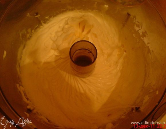 Маскарпоне взбиваем со сгущенкой.
